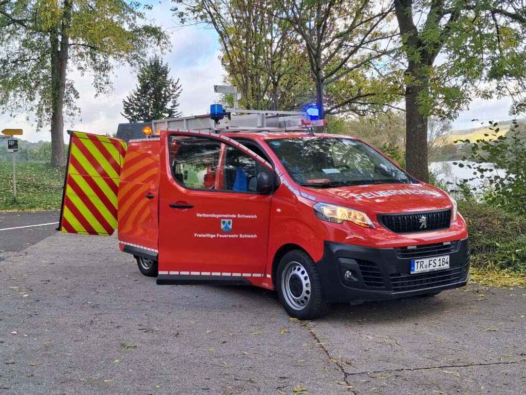 Der Gerätewagen (GW-TS) der Feuerwehr Schleich mit Blaulicht an der Mosel