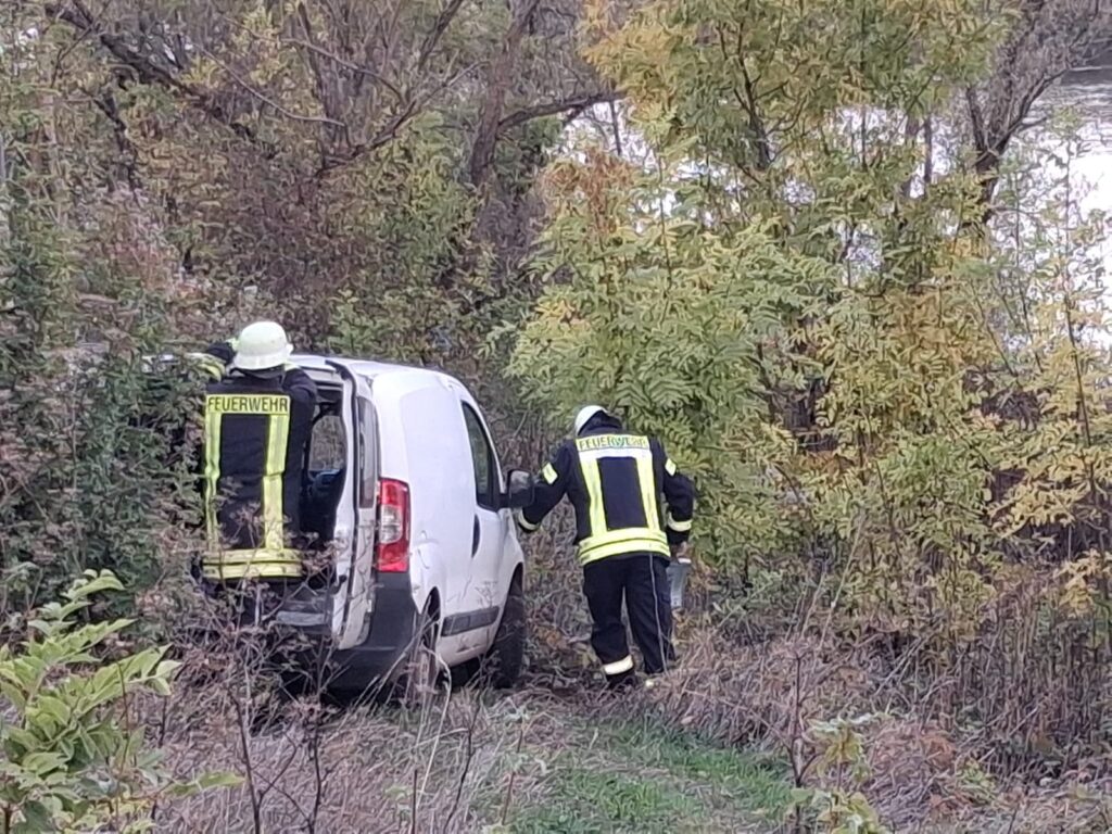 Einsatzkräfte am verunglückten Transporter an der Mosel bei der Abschlussübung 2026