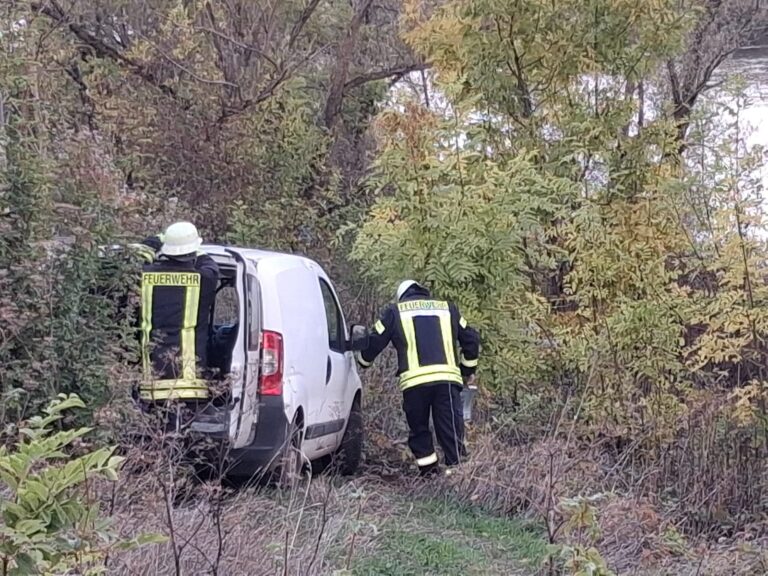 Einsatzkräfte am verunglückten Transporter an der Mosel bei der Abschlussübung 2026
