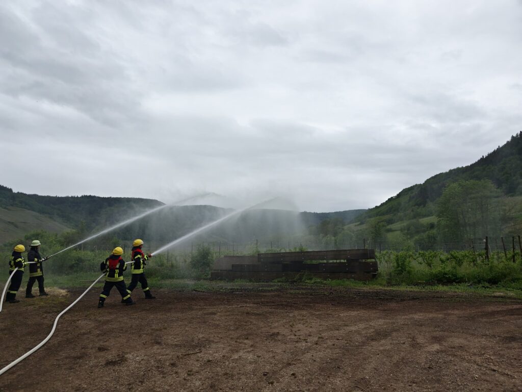 Einsatzkräfte der Feuerwehr Schleich bei der Übung zur Wasserentnahme aus offenem Gewässer im Moseltal