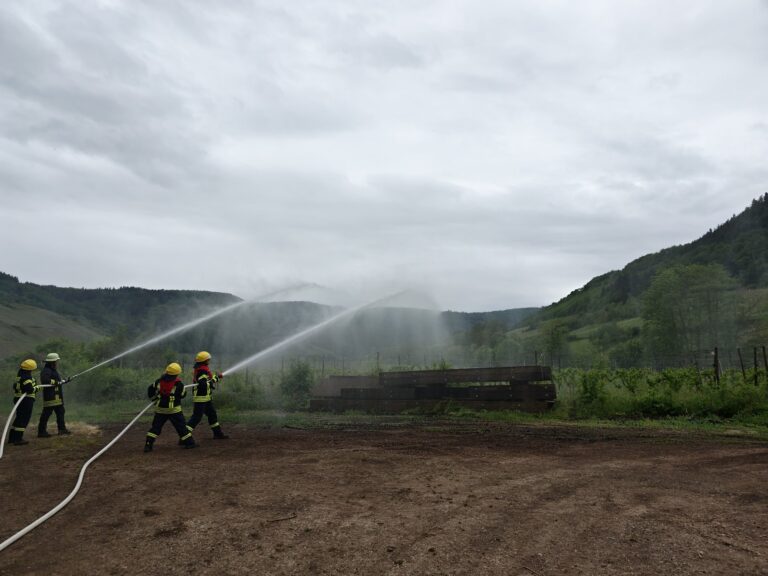 Einsatzkräfte der Feuerwehr Schleich bei der Übung zur Wasserentnahme aus offenem Gewässer im Moseltal
